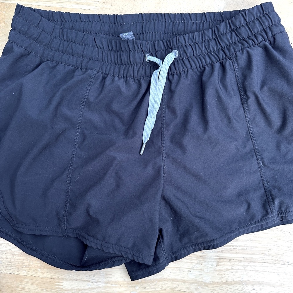 Vuori lined black shorts L